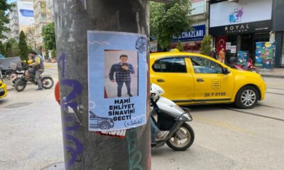 Elektrik direklerine asılan “Ehliyet sınavını geçti” broşürü ilgi çekti