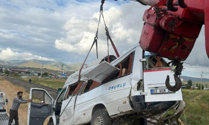 Tren minibüse çarptı: 1 yaralı