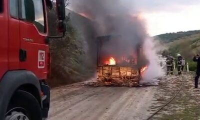 Aniden alev alan belediye otobüsü küle döndü