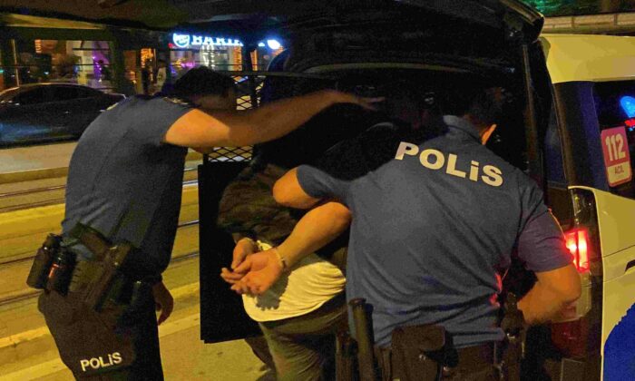 Elindeki satırla çevreye saldıran şahsa gözaltı