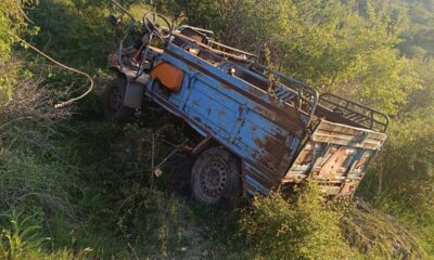 Uçurumdan aşağı düşen patpatta 3 kişi yaralandı