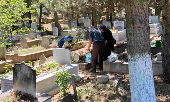 Kurban Bayramı arefesinde mezarlıklar ziyaretçilerle doldu