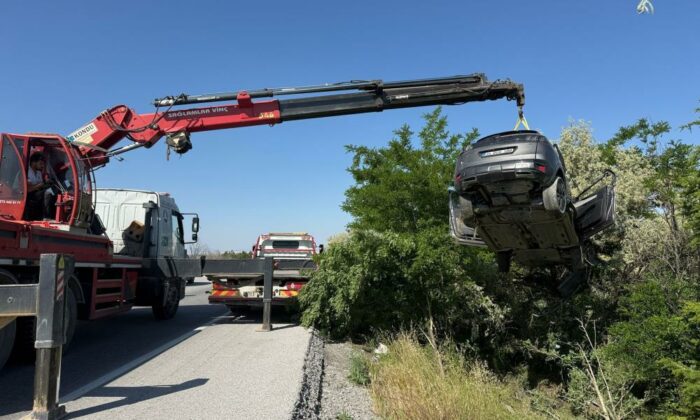 Emirdag ‘da Kontrolden çıkarak ağaçlık alana giren otomobilde 3 kişi yaralandı