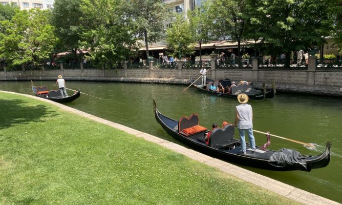 Bayramda Eskişehir’e gelen turistler gondol seferlerini yoğunlaştırdı
