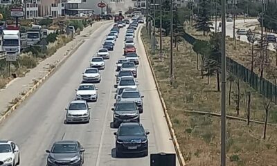 Dönüş yoluna geçen tatilciler uzun araç kuyrukları oluşturdu