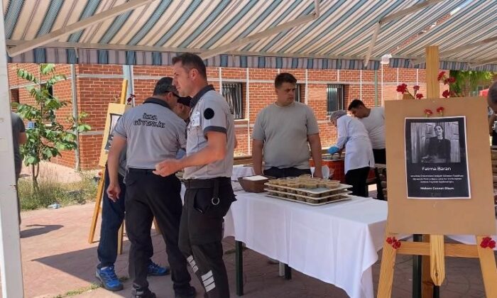 Vefat eden Anadolu Üniversitesi öğrencisi Fatma Baran için fakültesinde helva dağıtıldı