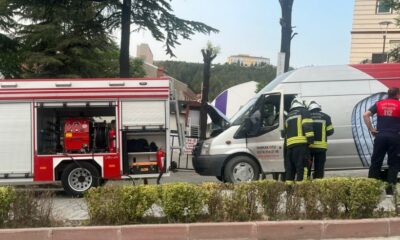 Seyir halindeki minibüs alev aldı