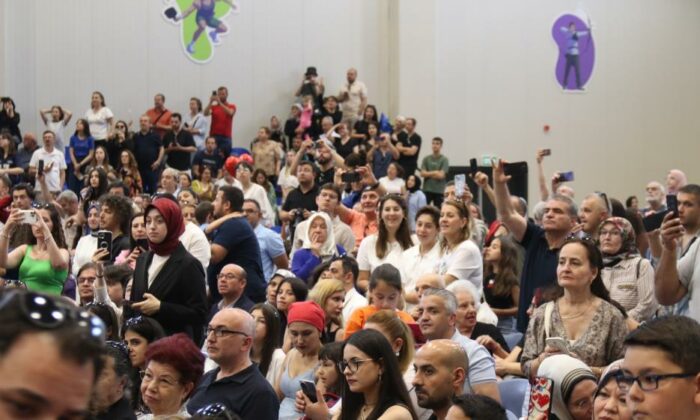 Kimi 63 yaşında üniversite mezunu oldu kimi de profesör olmasına rağmen bölüm bitirdi