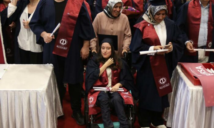 Yüzde 90 engelli kızının eğitimi için 21 yıldır çabalayan anne mezuniyet gururu yaşadı