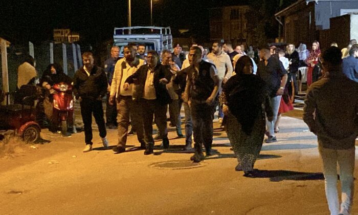 Sokak düğününde göğsüne yorgun mermi isabet eden kadın yaralandı