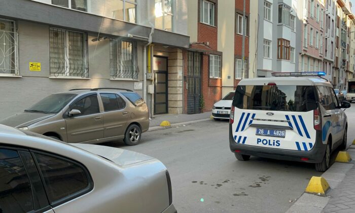 Eskişehir de ekipler, çürümeye başlayan cesetle karşılaştı