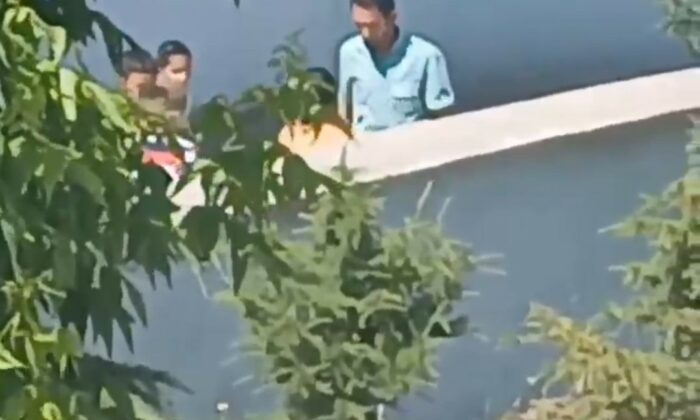 9 yaşındaki öğrencisini acımadan böyle tokatladı