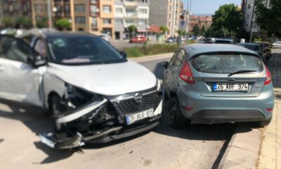 Eskişehir’de 3 araca çarparak durabilen cipin sürücüsü yaralandı