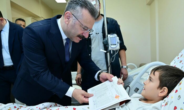 Hastanede tedavi gören öğrencilere karnelerini Vali Aksoy dağıttı