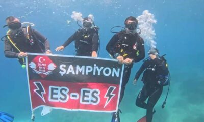 Eskişehirspor’un şampiyonluğunu denizin 26 metre altında kutladılar
