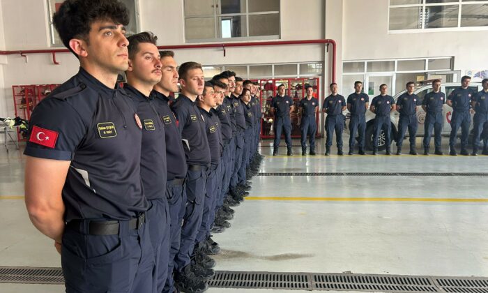 Göreve başlayan 45 itfaiye erinin gerçeğini aratmayan eğitimi nefes kesti