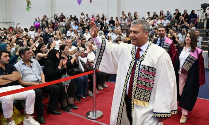 Anadolu Üniversitesi mezuniyet törenleri tüm hızıyla devam ediyor