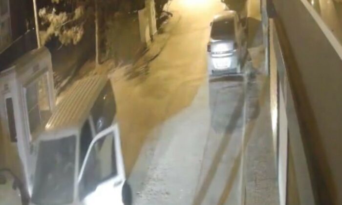 Bekçiden kaçarken panoya vuran ve havalanan araç güvenlik kamerasında