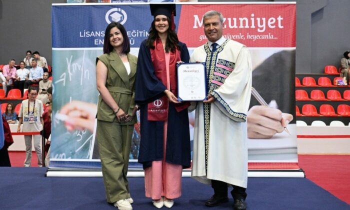 Venezuelalı diplomat da Anadolu Üniversitesi’nde mezuniyet sevinci yaşadı