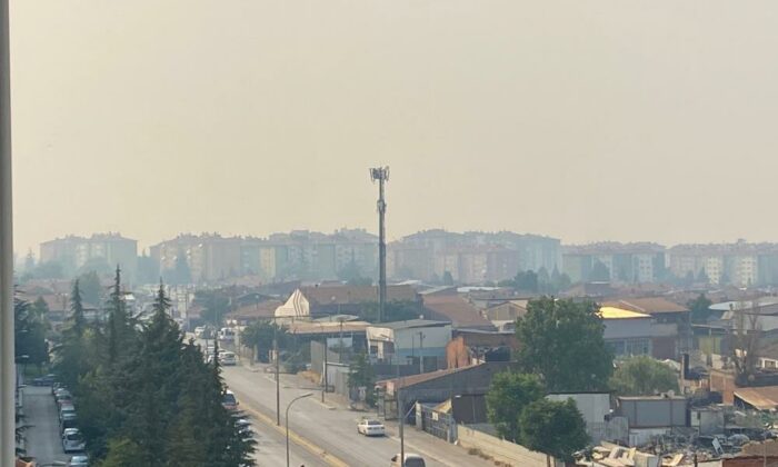 Eskişehir’i kaplayan yangın dumanı ve koku vatandaşı telaşlandırdı