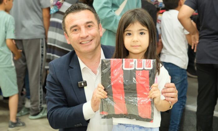 BAŞKAN DÖKMECİ’DEN ES ES FORMASI HEDİYE
