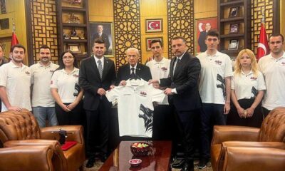 TÜRKHAN İHA’nın Portatipi Devlet Bahçeli’ye takdim edildi
