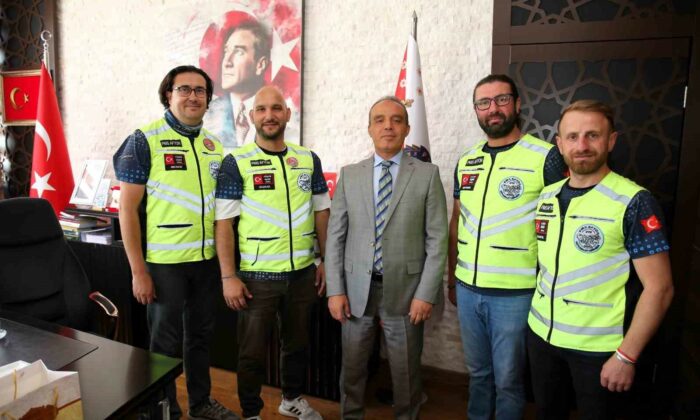 Hazırladıkları sosyal sorumluluk projelerini Emniyet Müdürü Erol’a sundular
