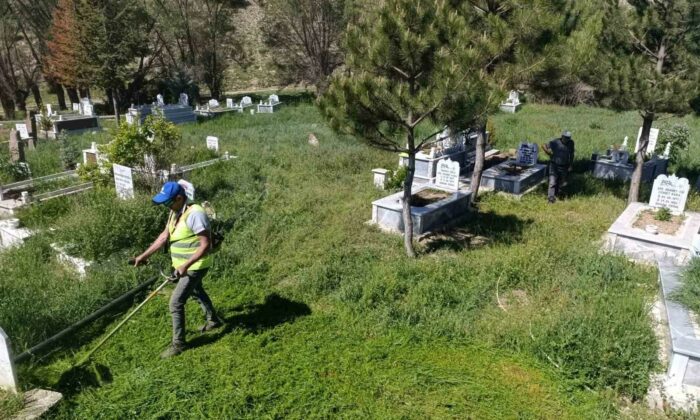 İl Özel İdaresi ekipleri mezarlıklarda bayram temizliği başlattı