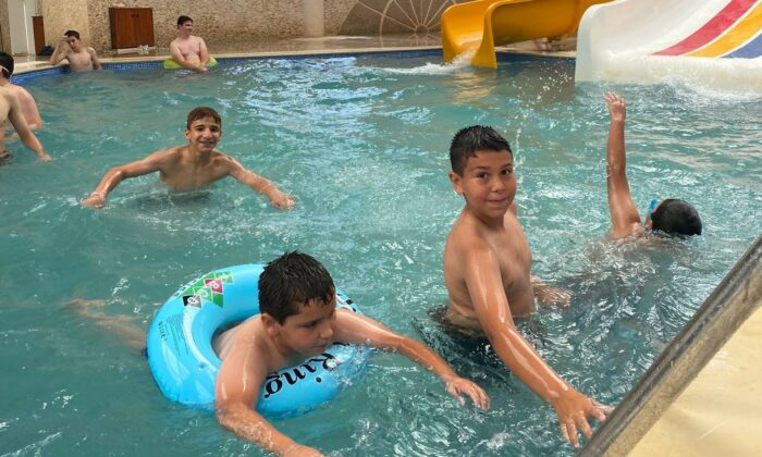 Gediz Belediyesi’nden öğrencilere aquapark sürprizi