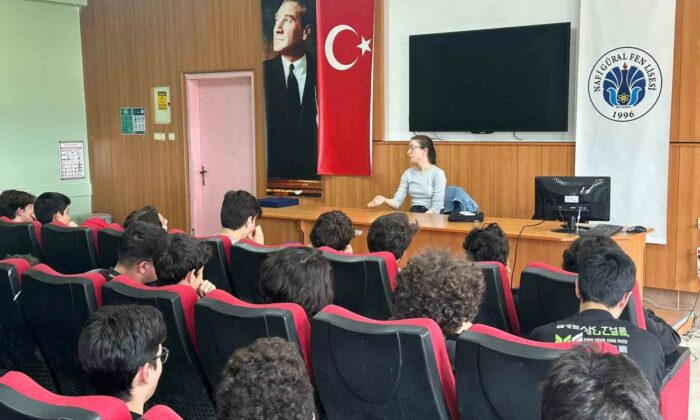 Kütahya’da Araştırma Görevlisi Hidayet Pütün öğrencilerle buluştu