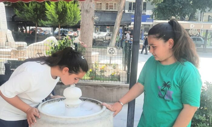 Bu ilçenin sokaklarındaki çeşmelerden 100 yılı aşkındır buz gibi doğal kaynak suyu akıyor