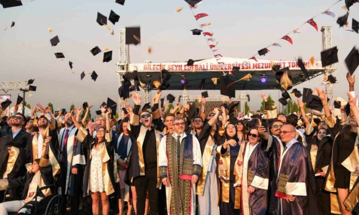 Bilecik Şeyh Edebali Üniversitesi’nde mezuniyet coşkusu