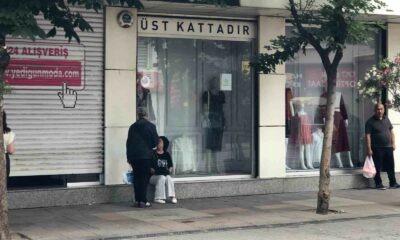 Vatandaşlar yağmurdan kaçmak için saçakların altına sığındı