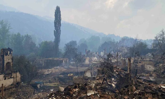 Bilecik’te 3 gündür devam eden yangın yağmurun etkisiyle kısmen kontrol altına alındı