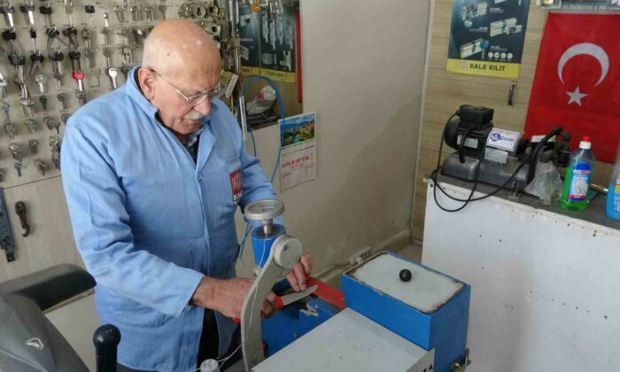 Kütahya’da Kurban Bayramı öncesi ustaların bıçak bileme mesaisi başladı