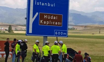 Yön tabelasına çarpan otomobildeki yaralılardan biri öldü
