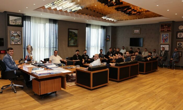 Başkan Eyüp Kahveci, Şampiyon Kütahya Belediyespor Basketbol Takımını makamında ağırladı