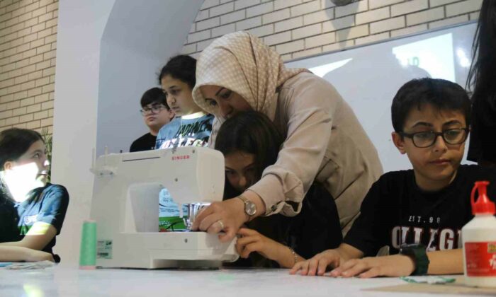 (Özel) Atık kumaşlardan kitap ayracı üretiyorlar