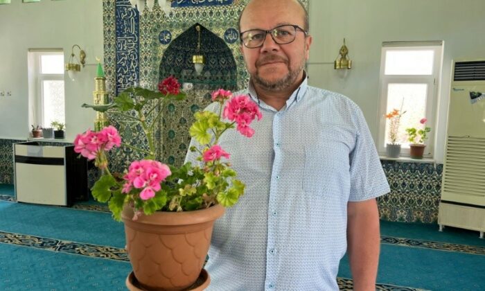 Tavşanlı Orman Camii müezzin ve cemaatin eliyle çiçek bahçesine döndü
