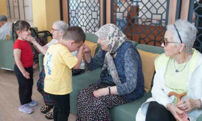 Minikler büyükleriyle bayramlaştı