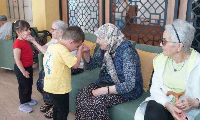 Minikler büyükleriyle bayramlaştı