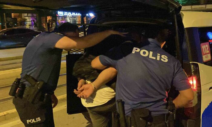 Elindeki satırla çevreye saldıran şahsa gözaltı