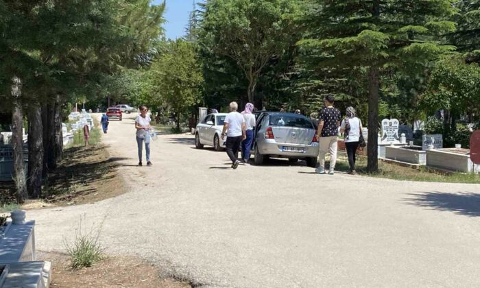 Kurban Bayramı arefesinde mezarlıklar ziyaretçilerle doldu