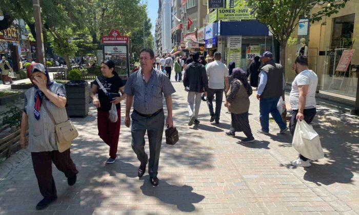Arefe gününde vatandaşlar çarşıya akın etti