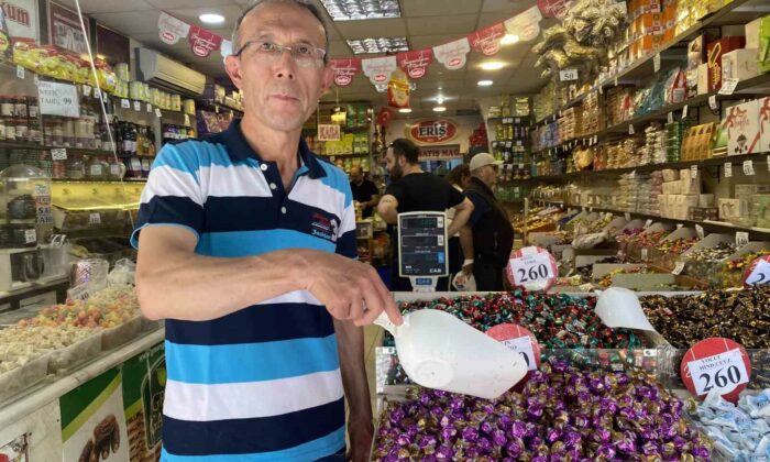 Kurban Bayramı’na bir gün kala kuruyemişçilerin işleri yoğunlaştı