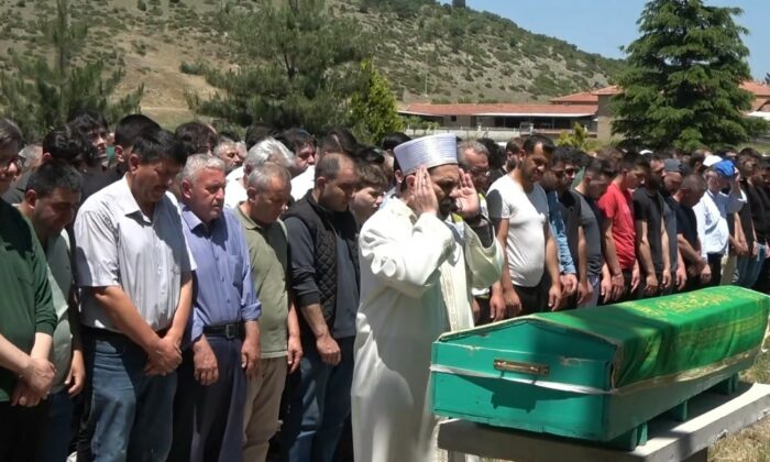 Trafik kazasında hayatını kaybeden genç, son yolculuğuna uğurlandı
