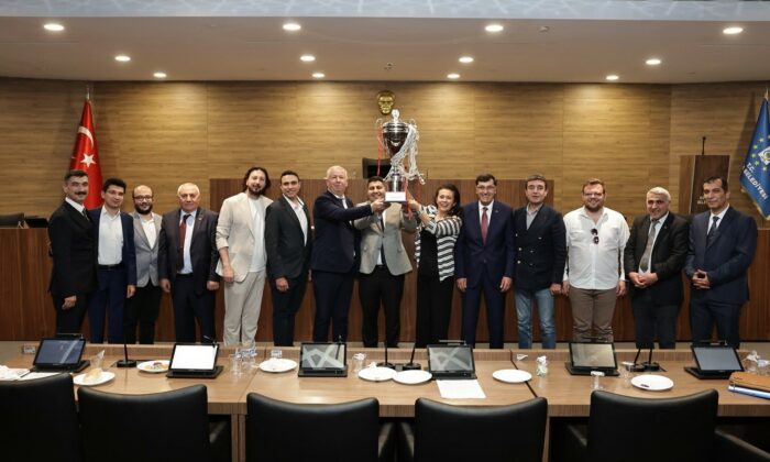 Belediye Meclisi’ne basketbol takımının şampiyonluğun simgesi olan kupa damgası vurdu
