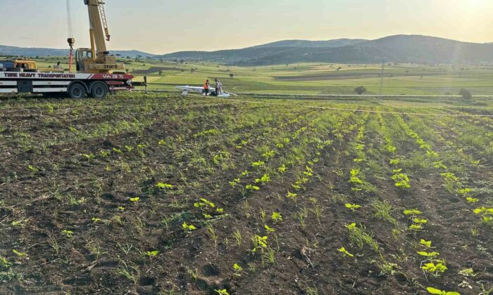 Bilecik’te düşen uçak, vinç yardımıyla kaldırıldı