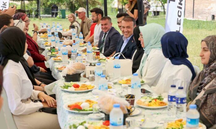 Bayramda evine gidemeyen öğrencilerle bir araya geldi
