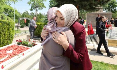 Vali Yiğitbaşı ve protokolden şehitlikleri bayram ziyareti